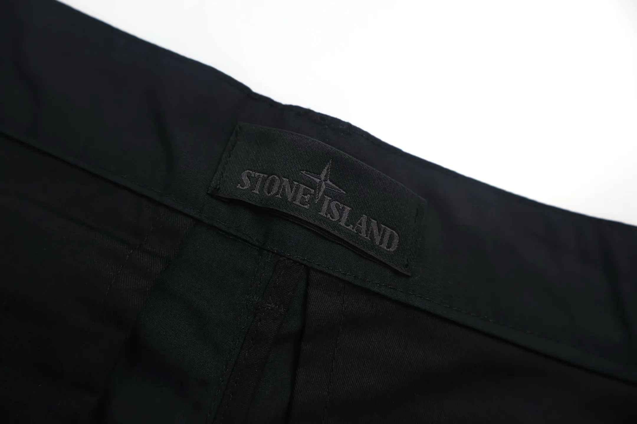 🅿️520 [Exclusive supply] Stine Island Stones Island emblem overalls Customized cloud cotton Yixu moisture-permeable soft-skin satin Refreshing and breathable Comfortable and skin-friendly The black base is calm and atmospheric The side of the pants is emblazoned with the Stonesland emblem, using imported machine embroidery technology. Advanced computer control systems and sophisticated mechanical components are used to realize the Stonesland emblem embroidery operation with high precision and smooth and delicate lines. Accessories are customized with 1:1 Stonelsland snap buttons. Size:30-32-34-36